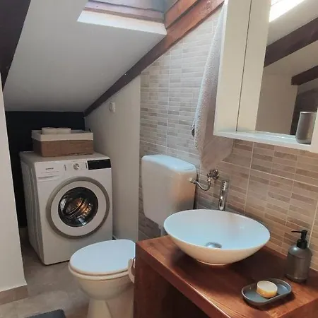 Beautiful Seaside 2 Bedroom Babina Apartment Rabac